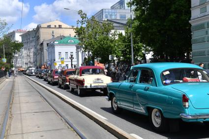 Москва. На параде ретротранспорта на Чистопрудном бульваре.