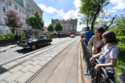 Москва. Парад ретротранспорта на Чистопрудном бульваре.