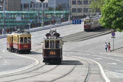 Москва. Трамваи во время парада ретротранспорта на Чистопрудном бульваре.