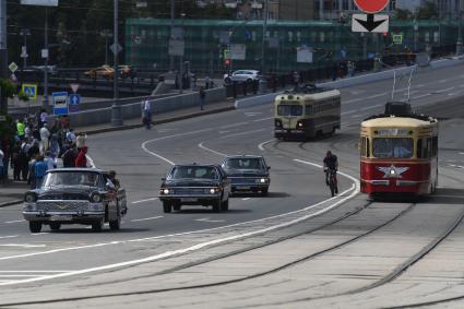 Москва. Автомобили и трамваи во время парада ретротранспорта на Чистопрудном бульваре.