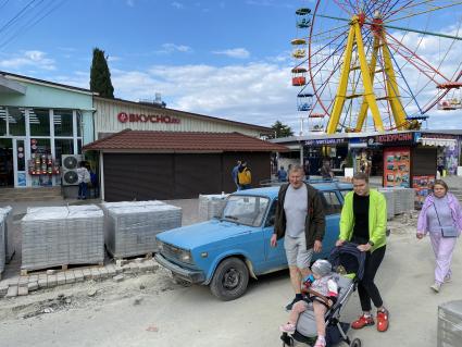 Республика Крым.  На пляжах и аттракционах мало народа.