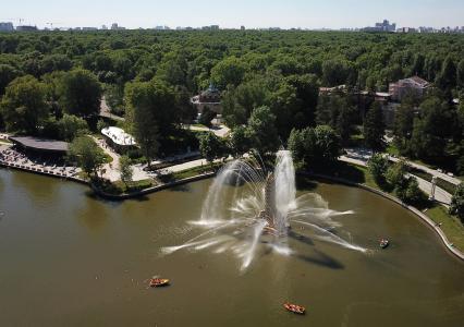 Москва. Вид сверху на фонтан `Золотой колос` на реке Каменка на территории ВДНХ.