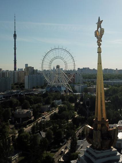 Москва. Вид сверху на колесо обозрения `Солнце Москвы` на территории ВДНХ.