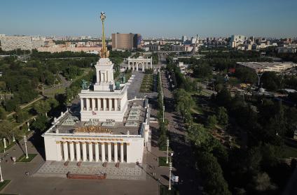 Москва.  Вид сверху на  Главную аллея на ВДНХ.