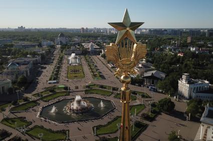 Москва.  Вид сверху на  Главную аллея на ВДНХ.