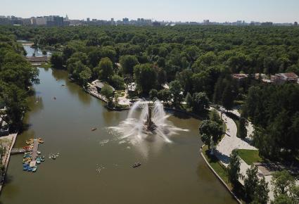 Москва. Вид сверху на фонтан `Золотой колос` на реке Каменка на территории ВДНХ.