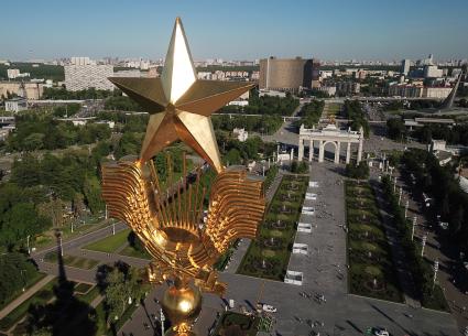 Москва.  Вид сверху на арку Главного входа ВДНХ.