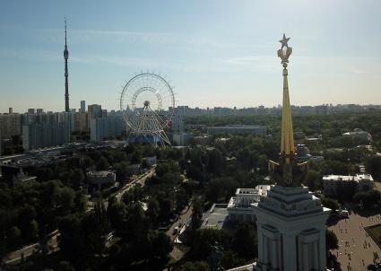 Москва. Вид сверху на колесо обозрения `Солнце Москвы` на территории ВДНХ.