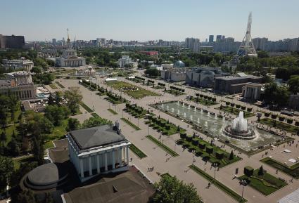 Москва. Вид сверху на Главную аллею и территорию ВДНХ.