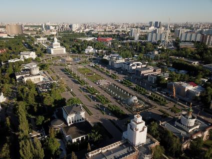 Москва.  Вид сверху на Главную аллею и территорию ВДНХ.