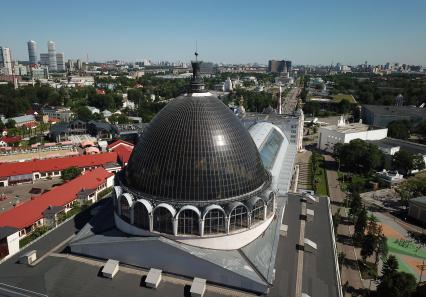 Москва.  Вид сверху на  купол павильона Космос на ВДНХ.