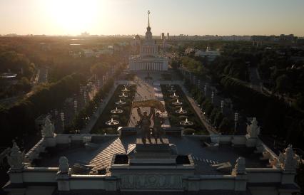 Москва. Вид на скульптурную группу `Тракторист и колхозница` на арке Главного входа ВДНХ с коптера.