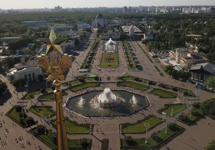 Москва.  Вид сверху на Главную аллею и фонтаны Каменный цветок и Дружба народов  на территории ВДНХ.