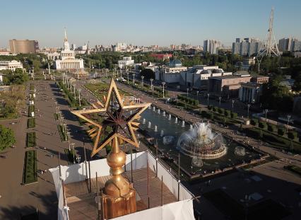 Москва.  Вид сверху на Главную аллею и территорию ВДНХ.