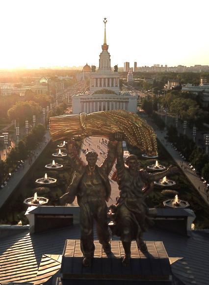 Москва. Вид на скульптурную группу `Тракторист и колхозница` на арке Главного входа ВДНХ с коптера.