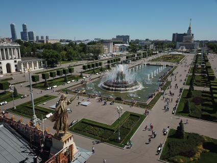 Москва.  Вид сверху на  Главную аллея на ВДНХ.