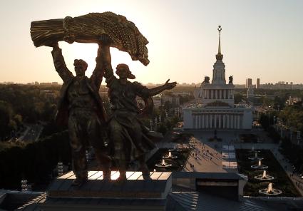 Москва. Вид на скульптурную группу `Тракторист и колхозница` на арке Главного входа ВДНХ с коптера.