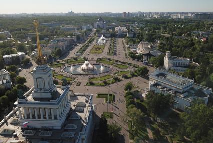 Москва.  Вид сверху на Главную аллею и фонтаны Каменный цветок и Дружба народов  на территории ВДНХ.