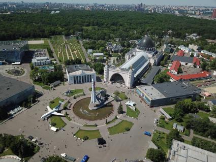 Москва.  Вид сверху на макет ракеты-носителя \"Восток\"  на территории ВДНХ.