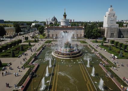 Москва.  Вид сверху на Главную аллею и фонтан Каменный цветок  на территории ВДНХ.