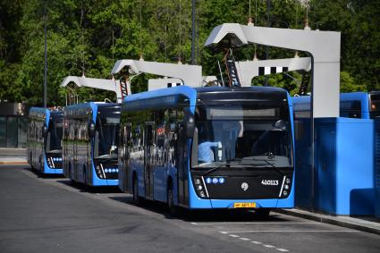 Москва. Электробусы на станции быстрой зарядки электротранспорта.