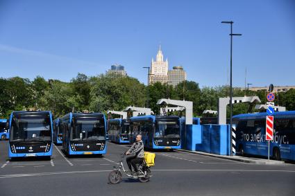 Москва. Электробусы на станции быстрой зарядки электротранспорта.