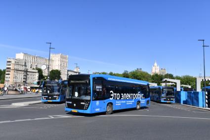 Москва. Электробусы на станции быстрой зарядки электротранспорта.