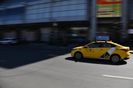 Москва. Автомобиль `Яндекс Go Такси` на одной из улиц города.