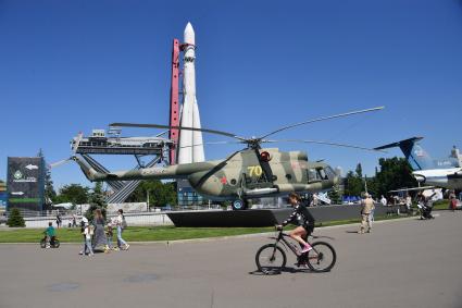 Москва.  Макет ракеты-носителя \"Восток\" и вертолет МИ 4  у павильона  Космонавтики на ВДНХ.