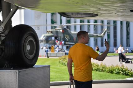 Москва. Мужчина фотографируется  у павильона  Космонавтики на ВДНХ.