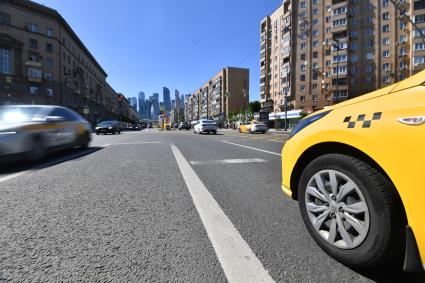 Москва. Автомобиль на Большой Дорогомиловской улице.