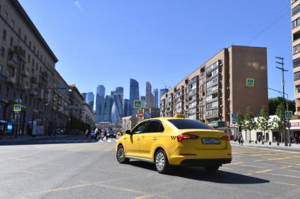 Москва. Автомобиль на Большой Дорогомиловской улице.