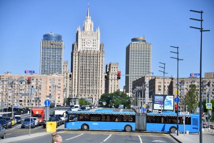 Москва. Маршрутный автобус на Смоленской улице.