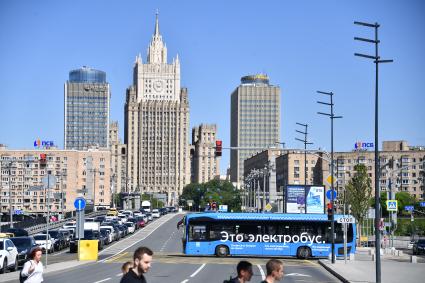 Москва. Электробус на Смоленской улице.