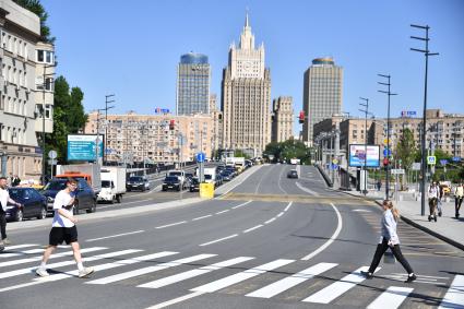 Москва. Люди идут по пешеходному переходу на Смоленской улице.