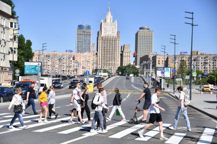 Москва. Люди идут по пешеходному переходу на Смоленской улице.