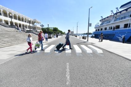 Москва.  Первый 3D пешеходный переход  появился на набережной у главного входа 
Северного речного вокзала.