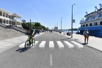 Москва.  Первый 3D пешеходный переход  появился на набережной у главного входа 
Северного речного вокзала.