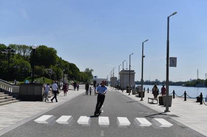 Москва.  Первый 3D пешеходный переход  появился на набережной у главного входа 
Северного речного вокзала.