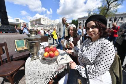 Москва. Посетители парада ретротранспорта на Чистопрудном бульваре.