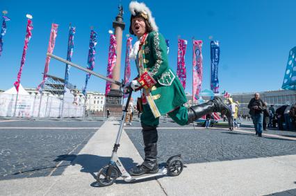 Санкт-Петербург.  На фестивале двойников Петров Первых, который организовала `Комсомольская правда-Петербург`к 350-летию со дня рождения великого императора.