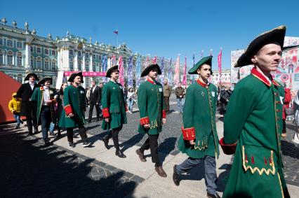 Санкт-Петербург.  На фестивале двойников Петров Первых, который организовала `Комсомольская правда-Петербург`к 350-летию со дня рождения великого императора.