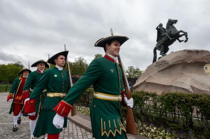 Санкт-Петербург.  Во время парада  на фестивале двойников Петров Первых, который организовала `Комсомольская правда-Петербург`к 350-летию со дня рождения великого императора.