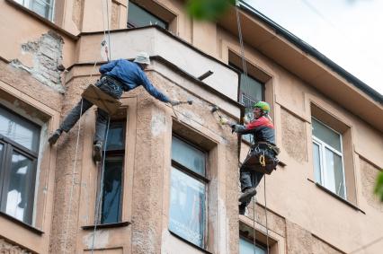 Санкт-Петербург. Промышленные альпинисты во время ремонта фасада жилого дома.