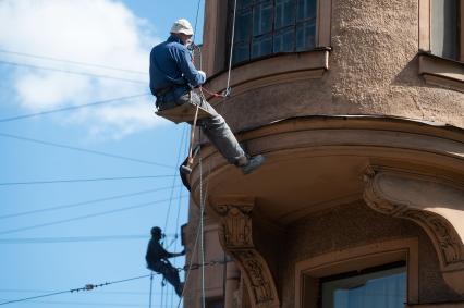 Санкт-Петербург. Промышленные альпинисты во время ремонта фасада жилого дома.