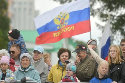 Екатеринбург. Выступление сводного тысячного хора музыкальных коллективов  \'Хором славим Россию и город!\' во время празднования Дня России