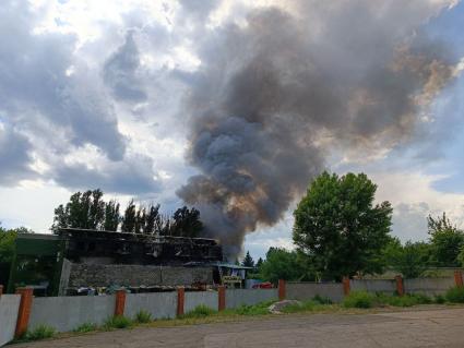 Донецкая область. г.Донецк. Последствия обстрела города армией ВСУ. Горящие цех по разливу воды и лимонадов, а также склад с канцтоварами на Таманском проспекте.