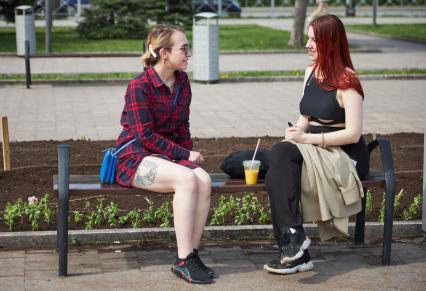 Пермь. Девушки разговаривают на скамейке.