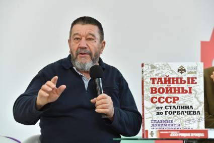 Москва. Презентация книги `Тайные войны СССР от Сталина до Горбачева` на VIII книжном фестивале `Красная площадь `. Генеральный директор издательства `Достоинство`, автор книги Владимир Долматов.