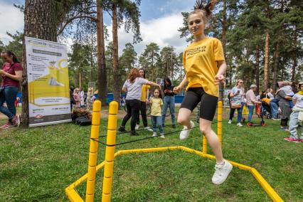 Москва. Девушка во время занятий хоппингом.